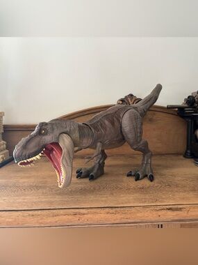 Mattel Jurassic World Thrash 'N Devour Tyrannosaurus Rex